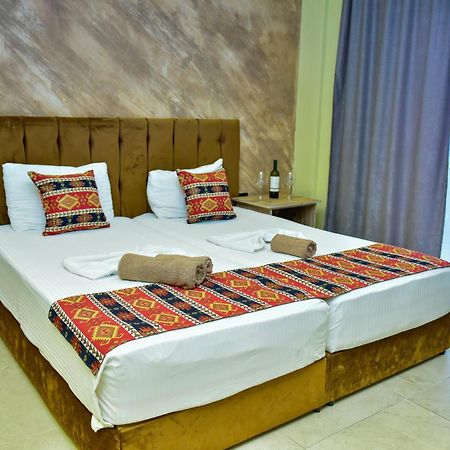 Te Bujtina Hotel- Cozy Stay With Traditional Breakfast Near Beach Golem  Exterior photo