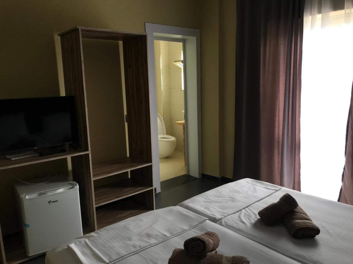 Te Bujtina Hotel- Cozy Stay With Traditional Breakfast Near Beach Golem  Exterior photo