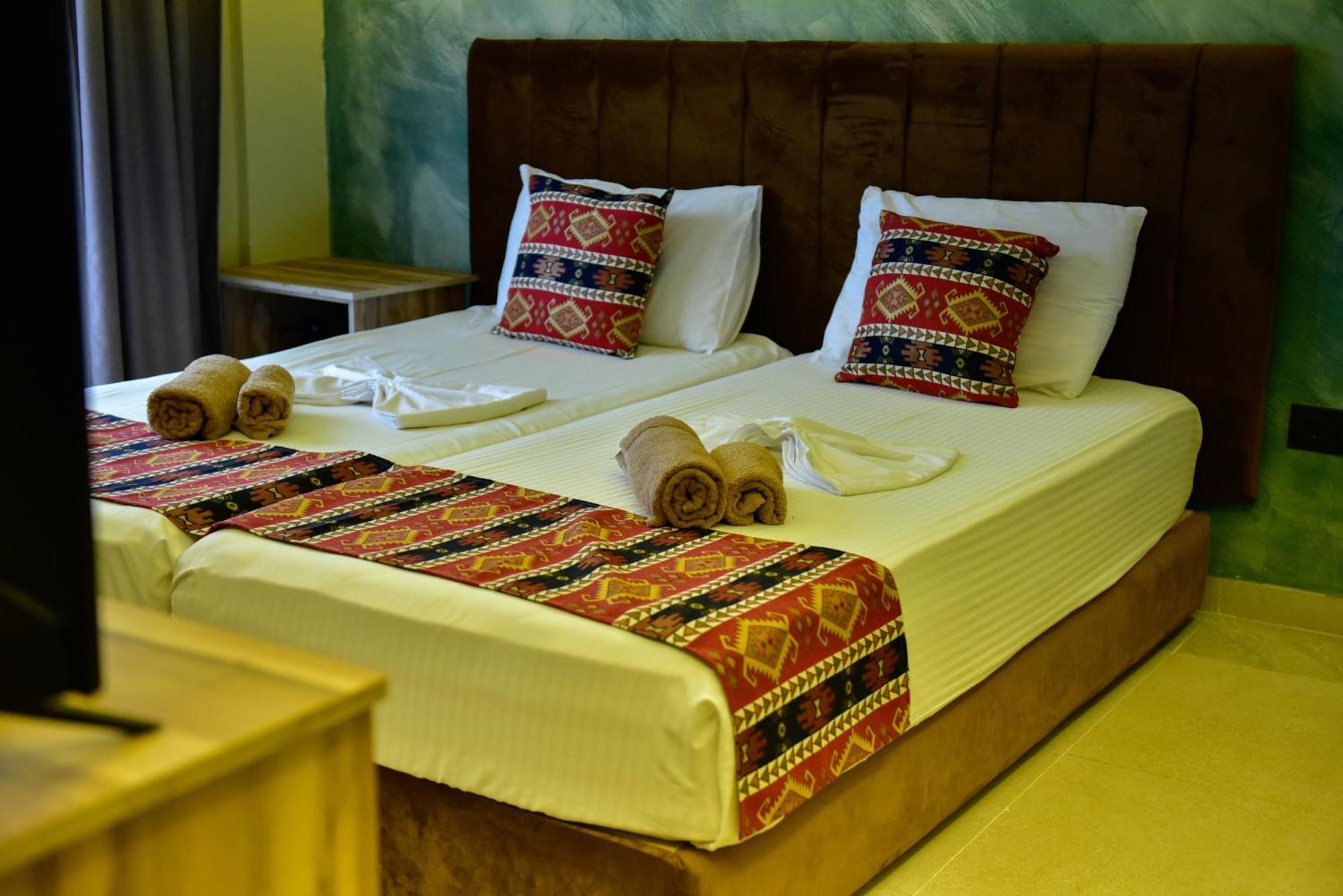Te Bujtina Hotel- Cozy Stay With Traditional Breakfast Near Beach Golem  Exterior photo